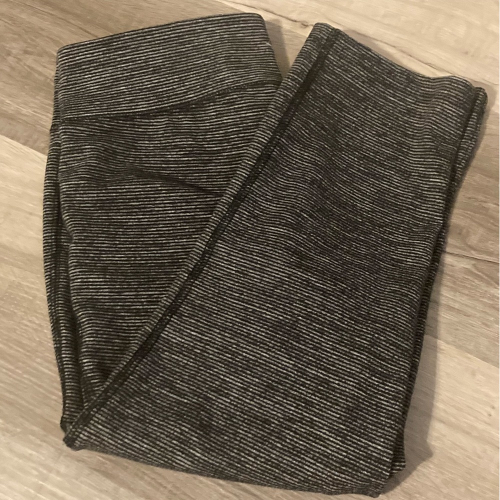 💎 (4/$30) Sz XL Old Navy Active OS Grey Capri Leggings - Picture 6 of 8